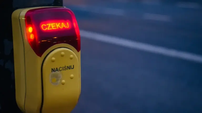 Alert RCB w telefonie: jak sprawdzić SMS i bezpiecznie działać