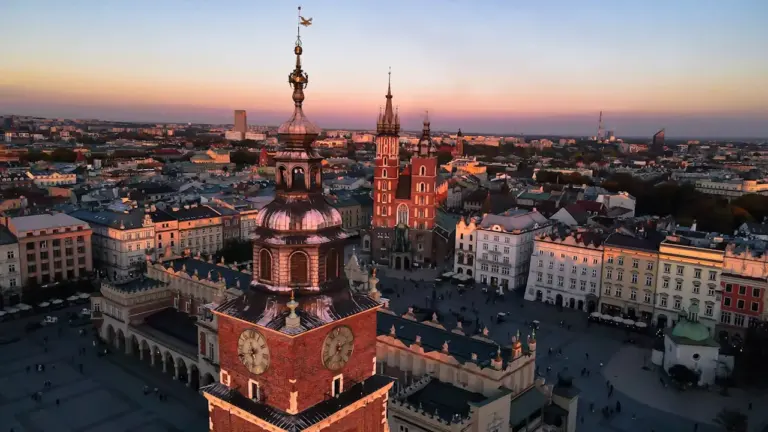 Kraków 15 sierpnia wieczorem: Planty, Wawel i Wisła