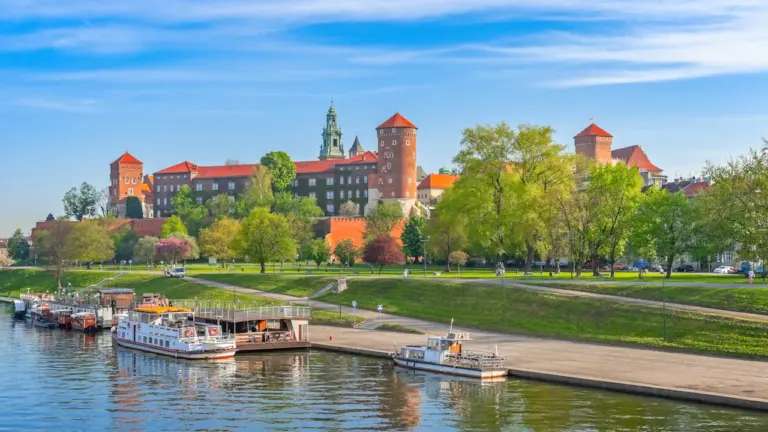 Zamek Królewski na Wawelu nad rzeką Wisłą w słoneczny letni dzień w Krakowie.