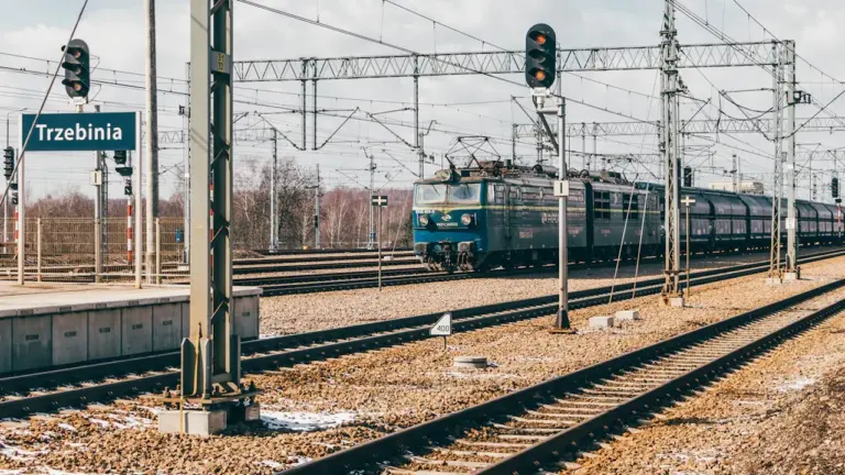 Kraków–Warszawa szybciej, ale od niedzieli ruszą też autobusy