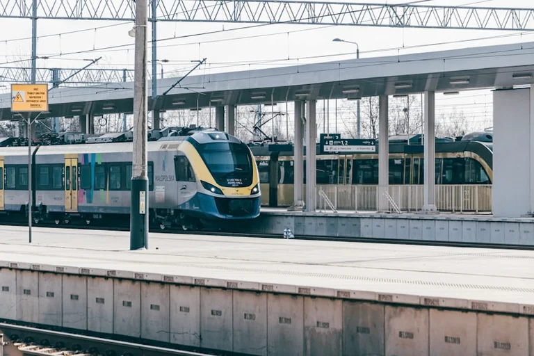 Kraków–Warszawa szybciej, ale od niedzieli ruszą też autobusy