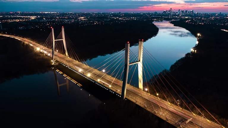 Warszawa wieczorem 27 sierpnia: wybór i bezpieczny powrót