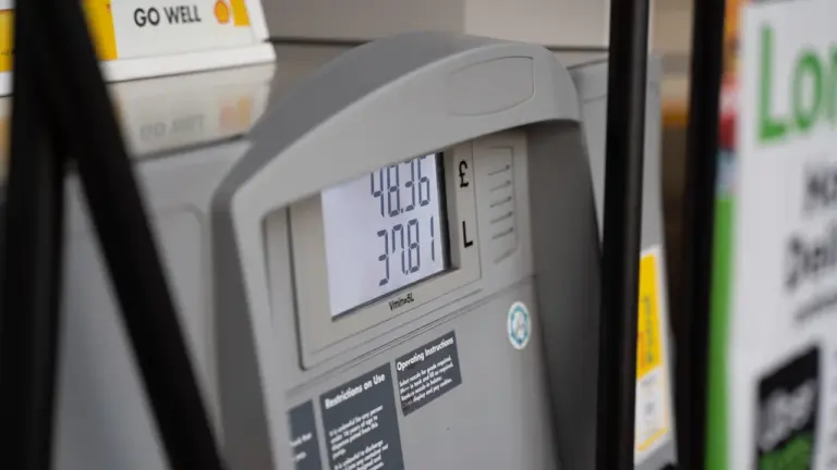 Zbliżenie na cyfrowy dystrybutor paliwa na stacji benzynowej z widocznymi cyframi.