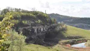 Historyczne kamieniołomy Libana w Krakowie z charakterystycznymi skałami i bujną zielenią wokół.
