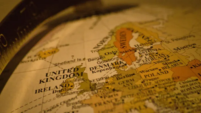 Zbliżenie na stary globus z widoczną mapą krajów europejskich i Polski.